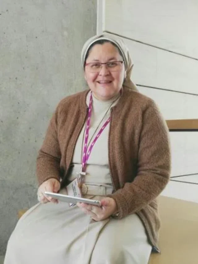 Quem é a freira tuiteira que está causando na Espanha?