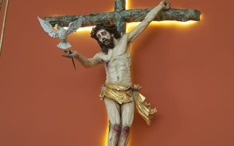 imagem de jesus na cruz por elias layon - paróquia bom jesus do vale